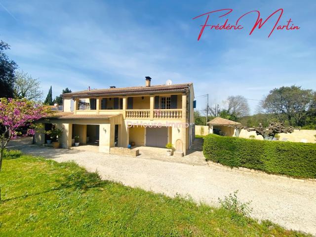 Collias, en nouveauté belle maison provençale de plus de 300 m² avec sa piscine et ses deux dépendances
