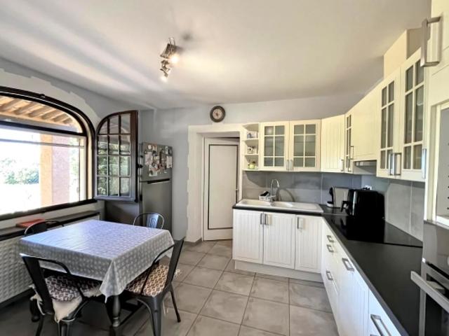 UZES 12 Km Villa implantée sur une parcelle de 1733m2 dont.