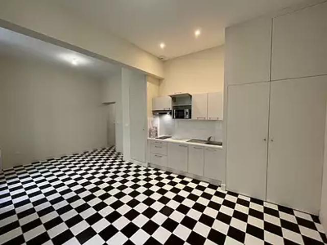 Uzès 30700 Location appartement 1 pièce t1 au dernier étage