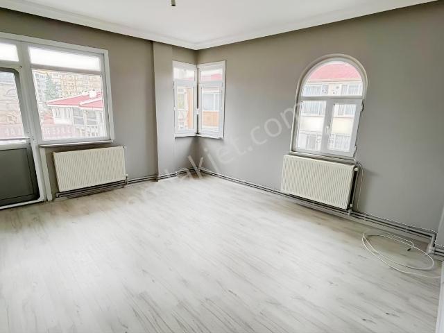 Uzunkaldırım Caddesi'nde 2 Balkonlu 2+1 Kiralık Daire