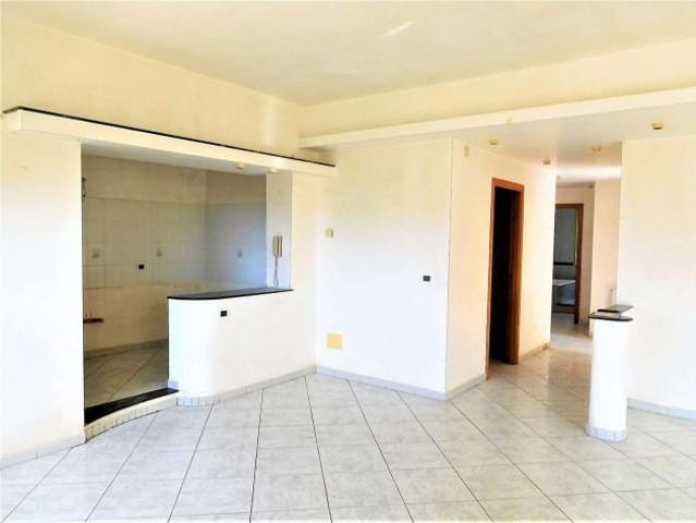V002330 VENDESI APPARTAMENTO DI 100 MQ