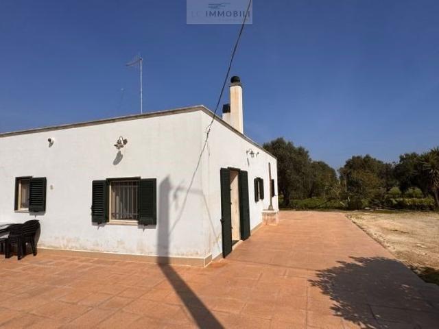 V8 villetta a 2 km dal mare con terreno di 4 ettari, Carovig. 145m² Carovigno