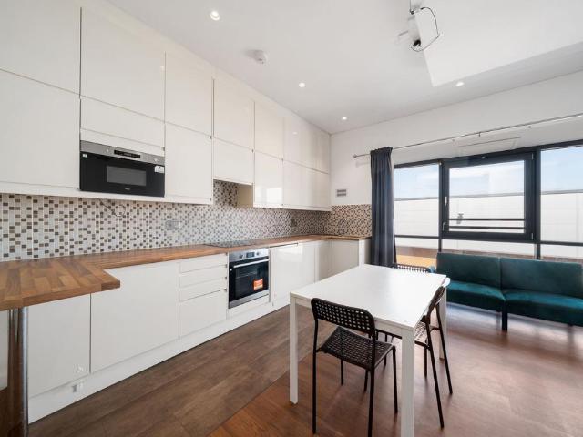 Vantage House, SW19 8UX Studio to rent £1,300 pcm £300 pw