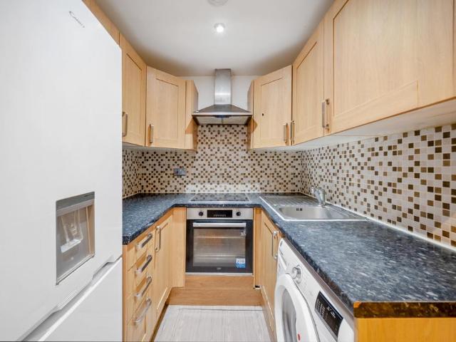 Vantage House, SW19 8UX 2 bed apartment to rent £1,750 pcm £404 pw