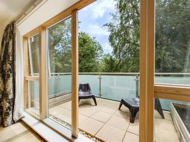 Vantage Point, 174 Sanderstead Road, South Croydon CR2, 1 bed flat to rent, £1,300 pcm | PrimeLocation