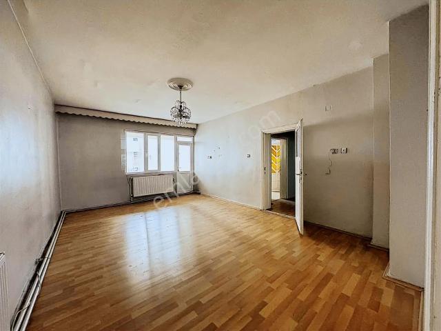 Van Yapı Emlak'tan Çarşının Göbeğinde Satılık 3+1 Daire