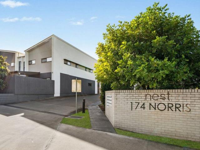VACANT AND MOVE IN READY MAKE AN OFFER BEFORE THE AUCTION!