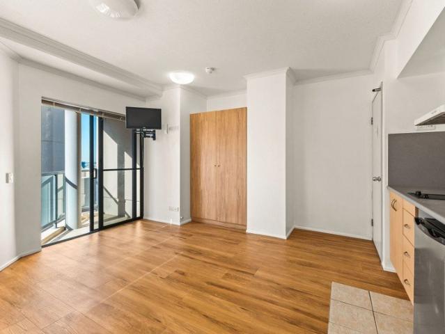 Vacant + ducted air con + balcony + hard floors + corner unit + 25m2 + 2nd highest floor