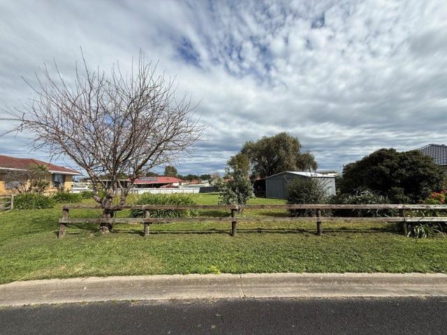 Vacant Land 935m² with Shed