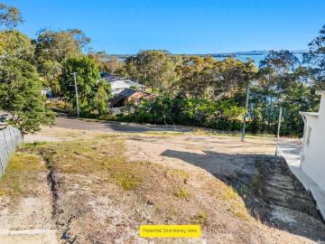 VACANT LAND DIRECTLY ACROSS FROM LAKE MACQUARIE, THE PERFECT LIFESTYLE