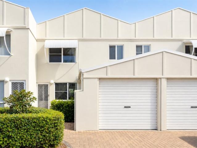Vacant & Move In Ready Townhouse in Popular Cypress Gardens