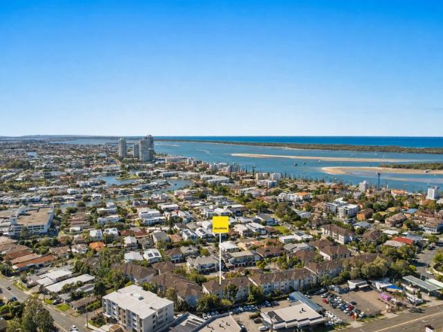 VACANT & MOVE IN READY JUST MOMENTS FROM THE BROADWATER!