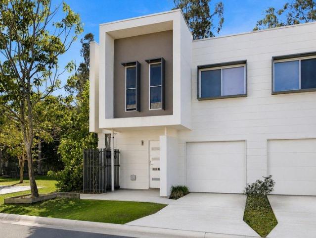 Vacant, Modern & Ready to Move In Spacious Corner Townhouse in a Resort Style Community
