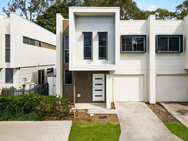 Vacant, Modern & Ready to Move In Spacious Townhouse with Resort Style Living
