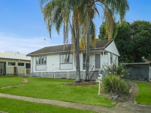VACANT & MUST BE SOLD RENOVATE, REBUILD OR INVEST!