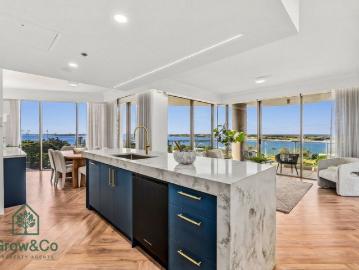 VACANT POSSESION A Masterpiece with Uninterrupted Broadwater Views