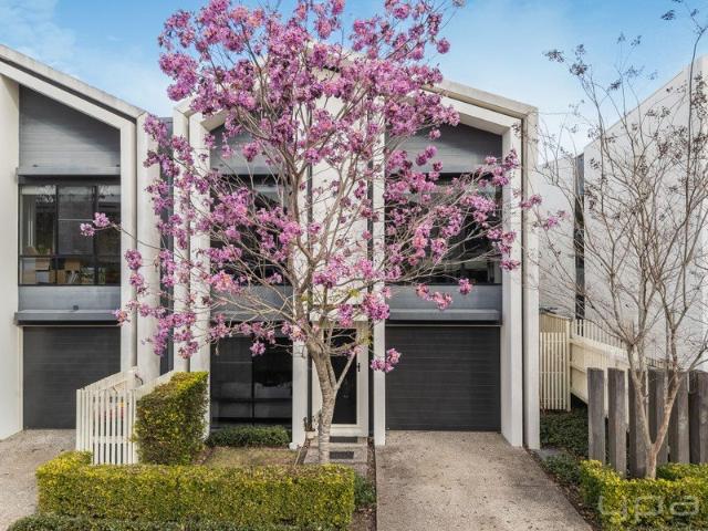 Vacant possession modern 2 Living Townhouse