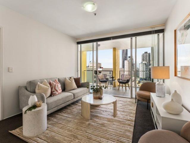VACANT READY TO GO! Superb Inner City Living on the Top Floor!