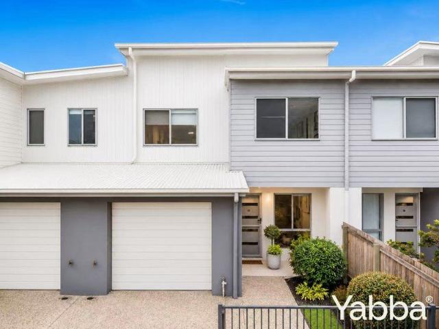 Vacant & Ready to Move in! 3 Bedroom Townhouse with Extra Parking Driveway, Private courtyard & Strong Rental Appeal