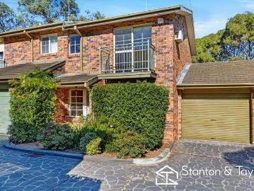 VACANT & READY TO MOVE IN MODERN TOWNHOUSE IN QUIET BOUTIQUE COMPLEX