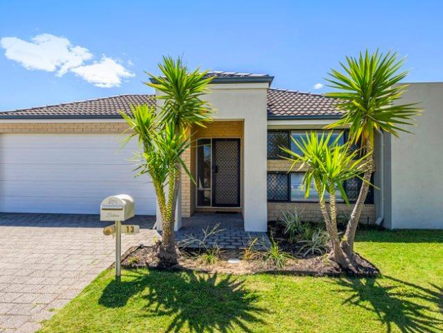 VACANT & READY TO MOVE IN MOTIVATED SELLER, PRIME SIGNATURE CIRCLE LOCATION!