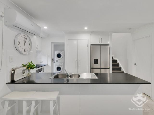 VACANT & READY TO MOVE IN SPACIOUS 3 BEDROOM TOWNHOUSE WITH PRIVATE COURTYARD
