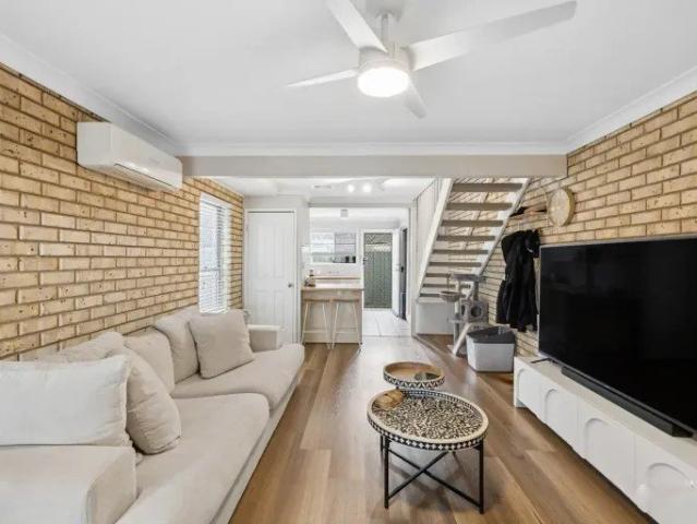 VACANT, RENOVATED & MOVE IN READY!