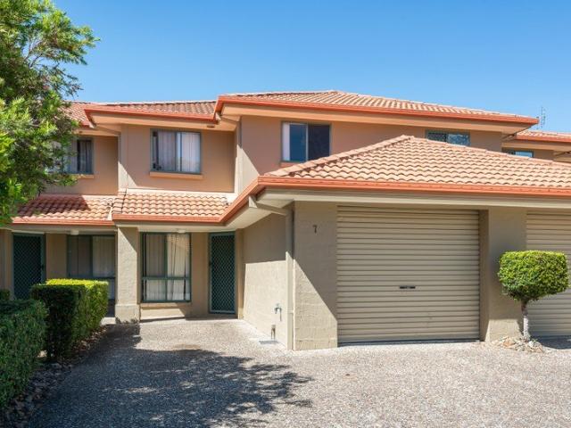 Vacant Townhouse in Great Location with 3 4 car parks!