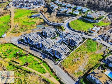 Vadi Zekeriyaköy'de 3 Katlı, Şömineli, Özel Bahçeli 194 M² 4+1
