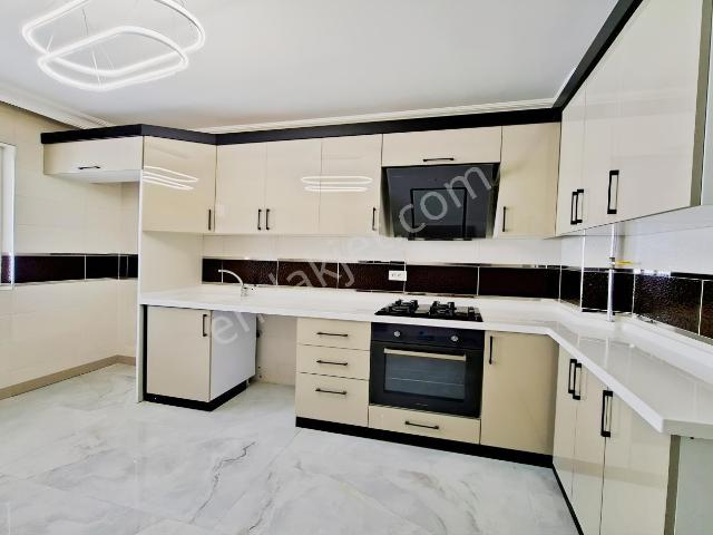 Vadi'den Caddeye Yakın Full+full Yapılı Masrafsız 3+1
