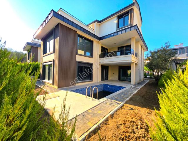 Vahdet'ten tek Yetkili gürede 5+1 Havuzlu Müstakil Triplex Villa