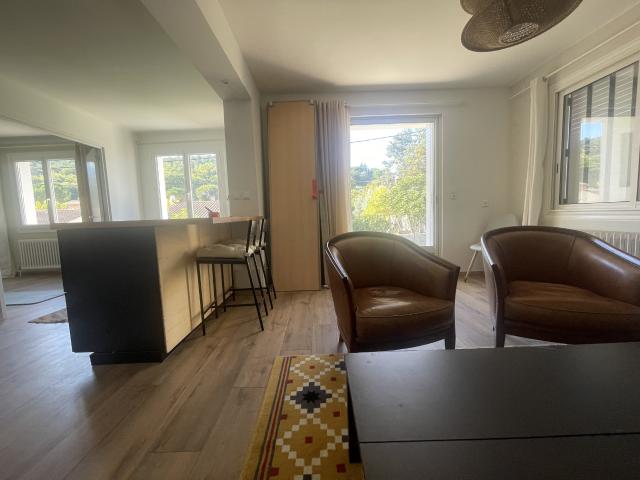 VAISON PROCHE CENTRE / MAISON RENOVEE SUR 642M2 DE TERRAIN CLOS