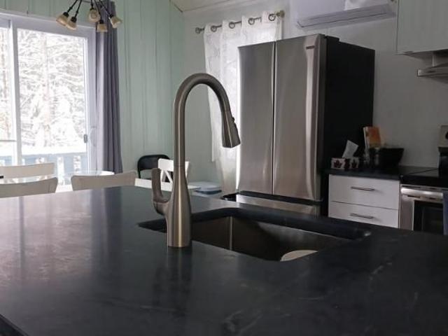Val David: 3 chambres 2 fermées+1 mezzanine, haut de duplex, cheminé, piscine, belle vue, parc régional èa 2 minutes de marche