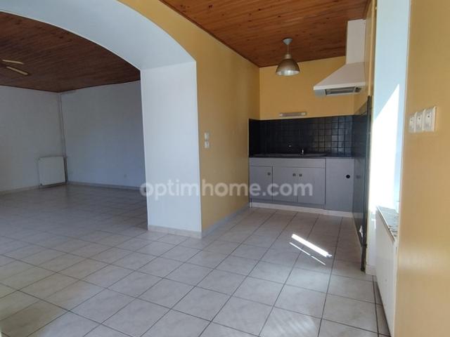 Charente. LA TACHE. Maison 81 m² environs, cour, jardin et grange