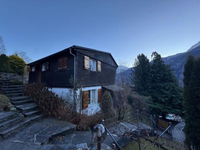 Rustico in legno nelle montagne della Leventina