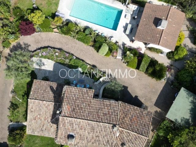 Valbonne: villa avec piscine et vue panoramique