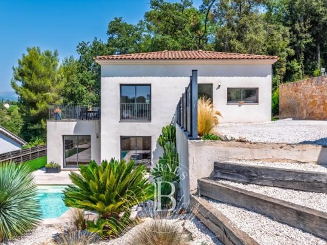 Valbonne Élégante villa contemporaine récente à quelques pas des écoles internationales Studio indépendant