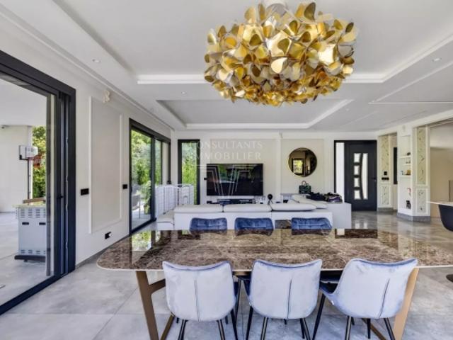 VALBONNE. LUXUEUSE VILLA CONTEMPORAINE