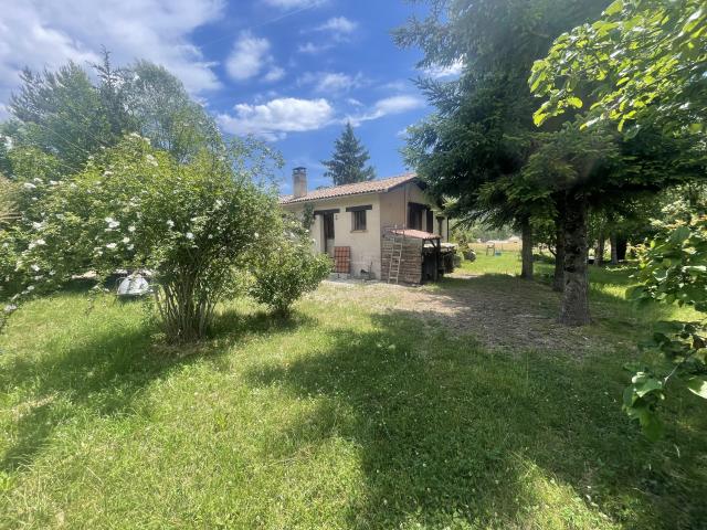 VALDEROURE Charmante maison indépendante avec chalet indépendant sur terrain de 1 600 m2