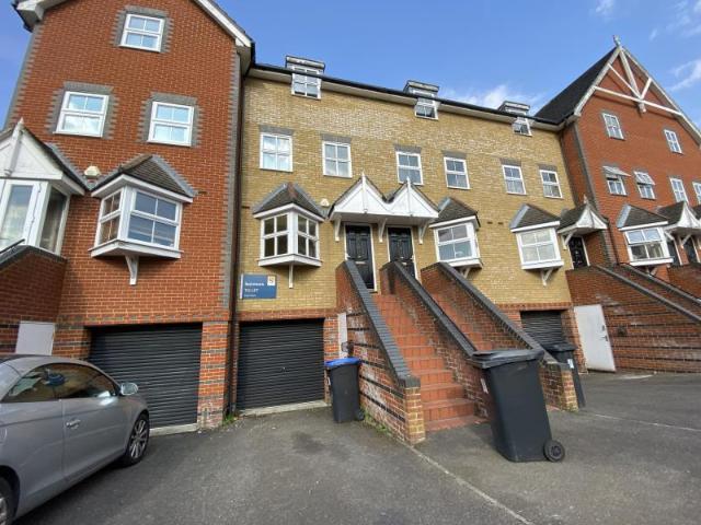 Vale Farm Road, Woking GU21 4 bed townhouse to rent £2,600 pcm £600 pw