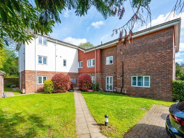Vale Farm Road, Woking, GU21 2 bed flat to rent £2,000 pcm £462 pw