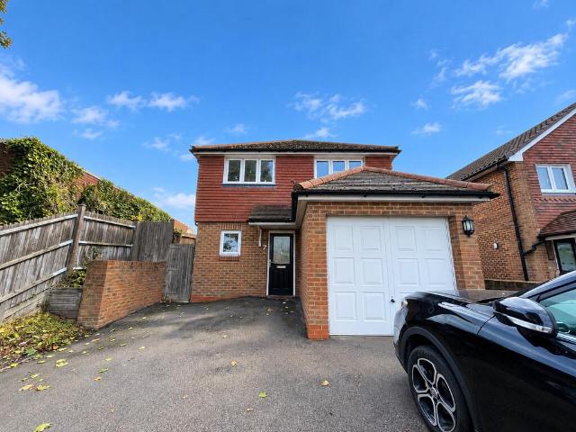 Vale Rise 3 bed detached house to rent £2,200 pcm £508 pw