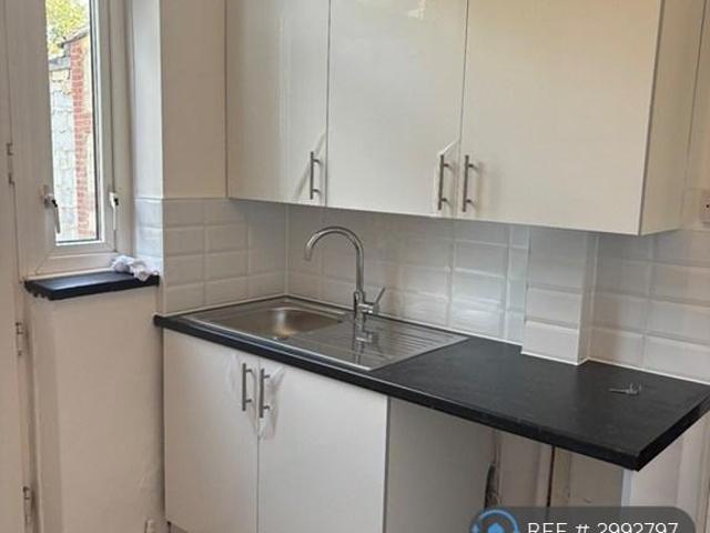Valence Wood Road, Dagenham, RM8 2 bed terraced house to rent £1,850 pcm £427 pw