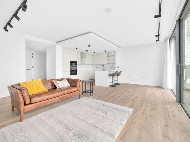 Valencia Tower, 3 Bollinder Place. 3 bed flat to rent £7,000 pcm £1,615 pw