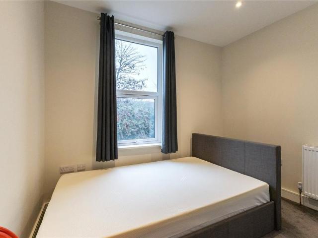 Valetta Road, London, W3 Studio to rent £1,300 pcm £300 pw