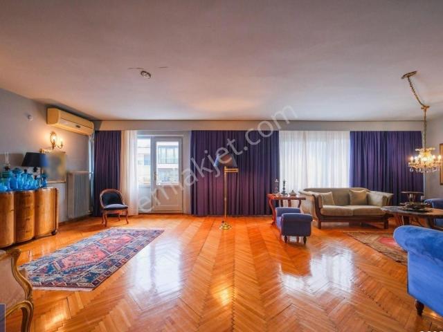 Valikonağı Caddesi Üzerinde 5+1, 270m2 Merkezi Şık Daire