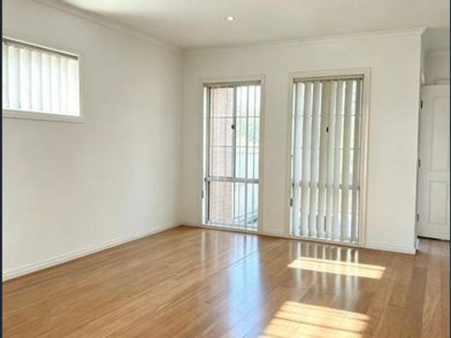Valkstone Primary School Zone & McKinnon Secondary College Zone | Bright 2 Storey Townhouse