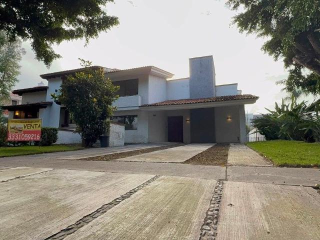 Valle Real Zapopan Jal. Casa en Venta con Amplio Jardín y Vista Verde