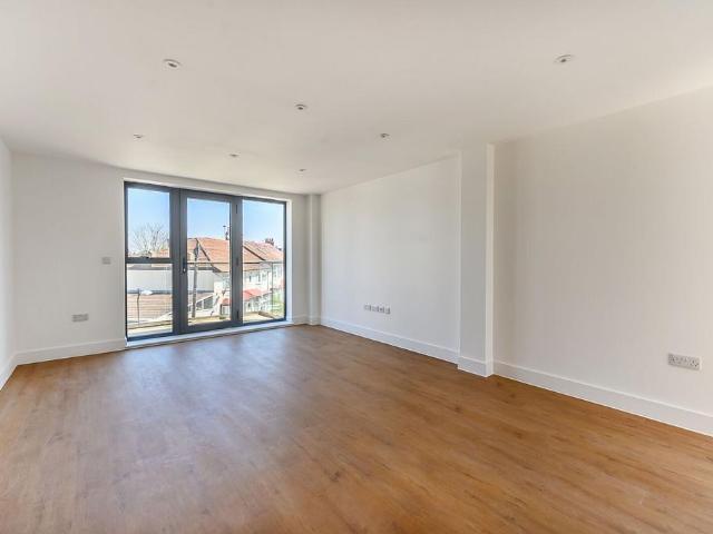 Valley Gardens, Colliers Wood. 2 bed flat to rent £2,750 pcm £635 pw