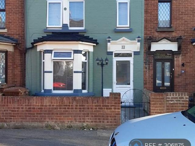 Valley Road, Gillingham, ME7 3 bed terraced house to rent £1,600 pcm £369 pw